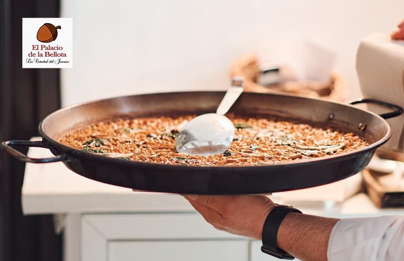 La paella era un plato tradicionalmente cocinado por los hombres, según Palacio de la Bellota