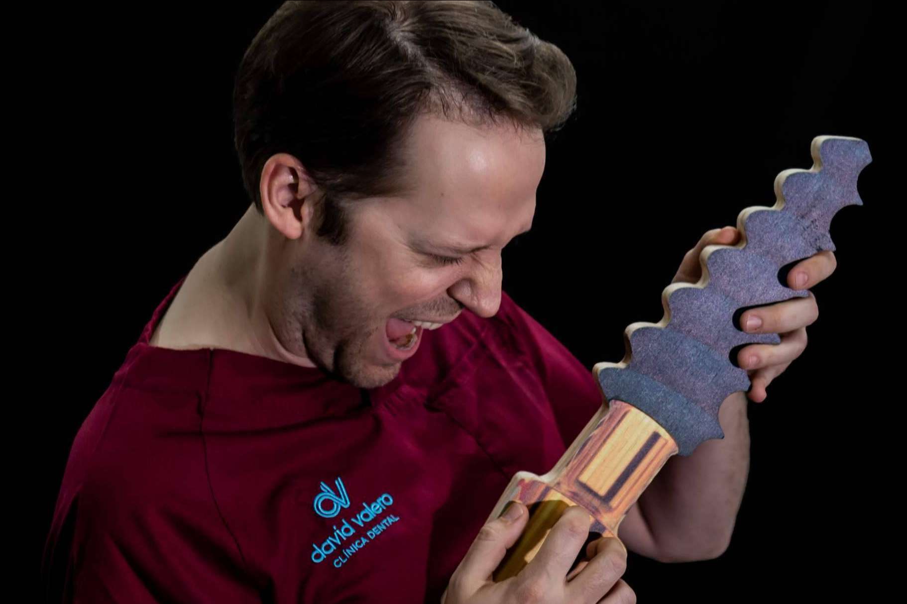 El dentista que identifica implantes dentales en internet, David Valero