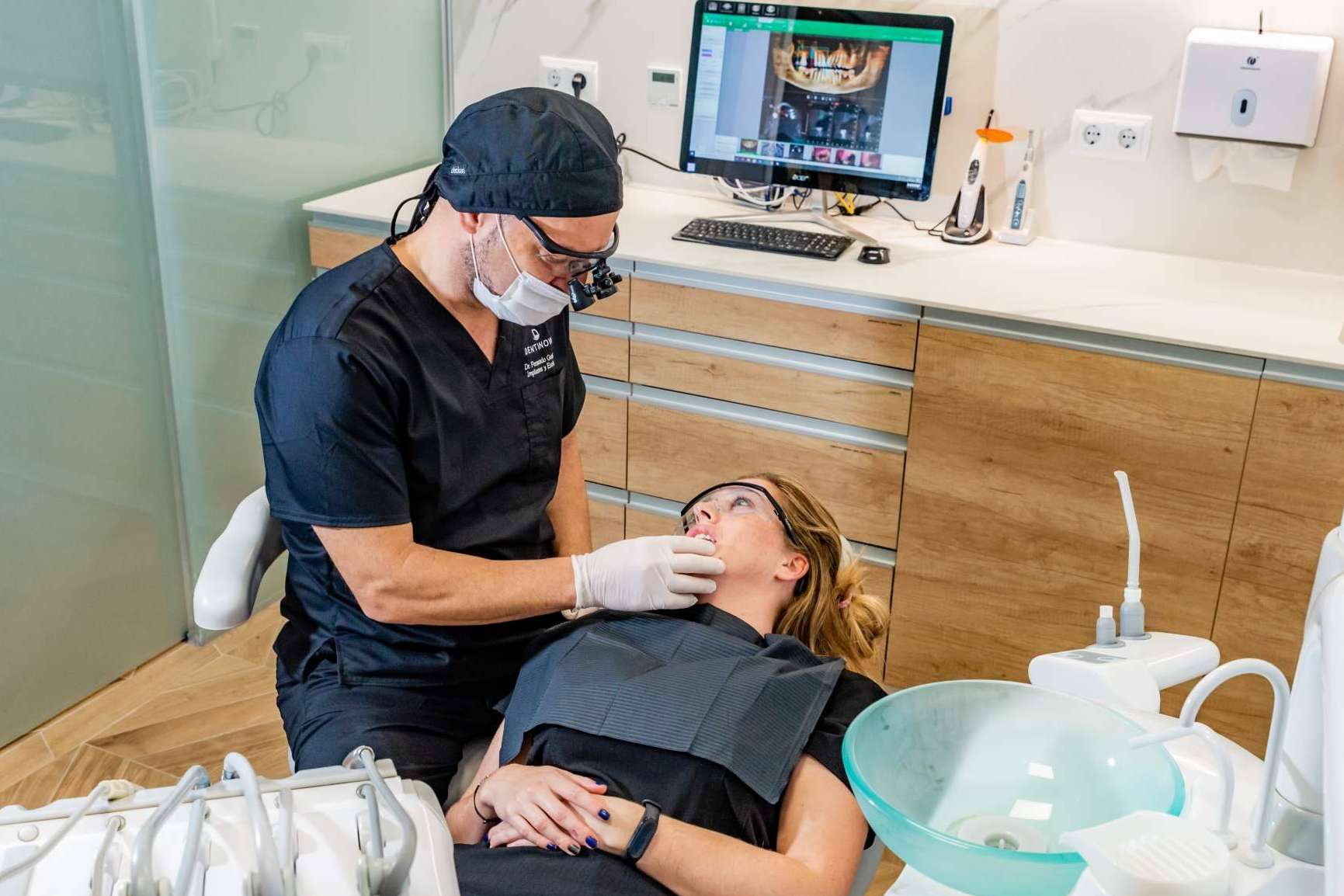 Conseguir una sonrisa Hollywood gracias a los servicios de Dentinova