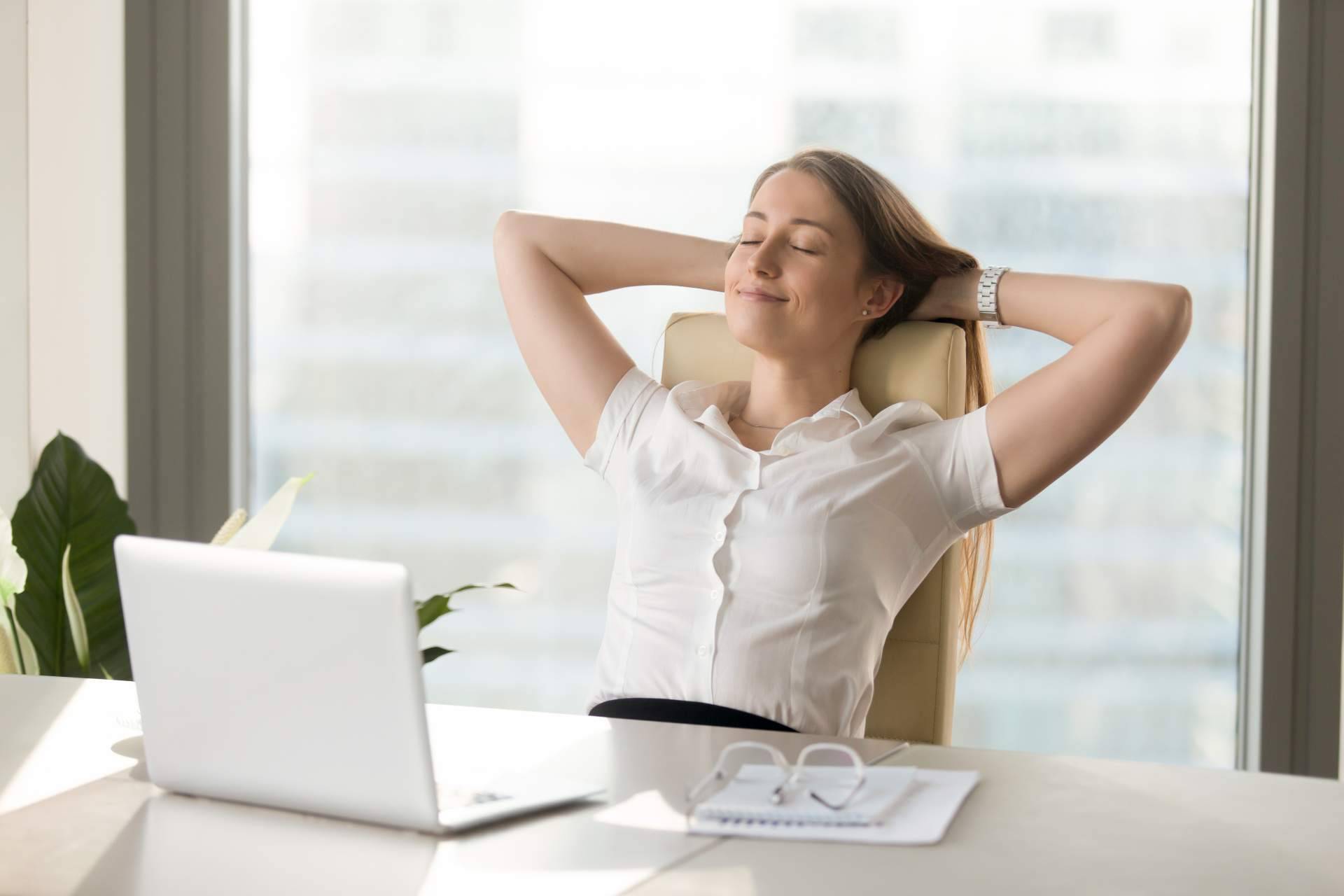 Razones por las que es importante trabajar en una silla ergonómica, por 6mejores.top
