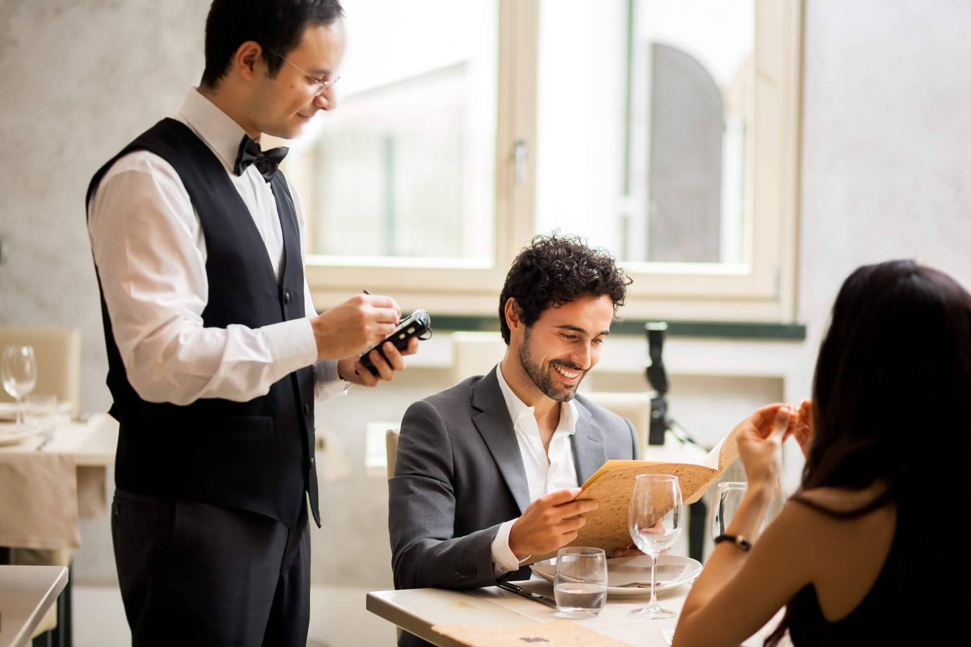 Contar con una base de datos de restaurantes y un listado de hoteles para llevar a cabo estrategias de marketing aporta varios beneficios