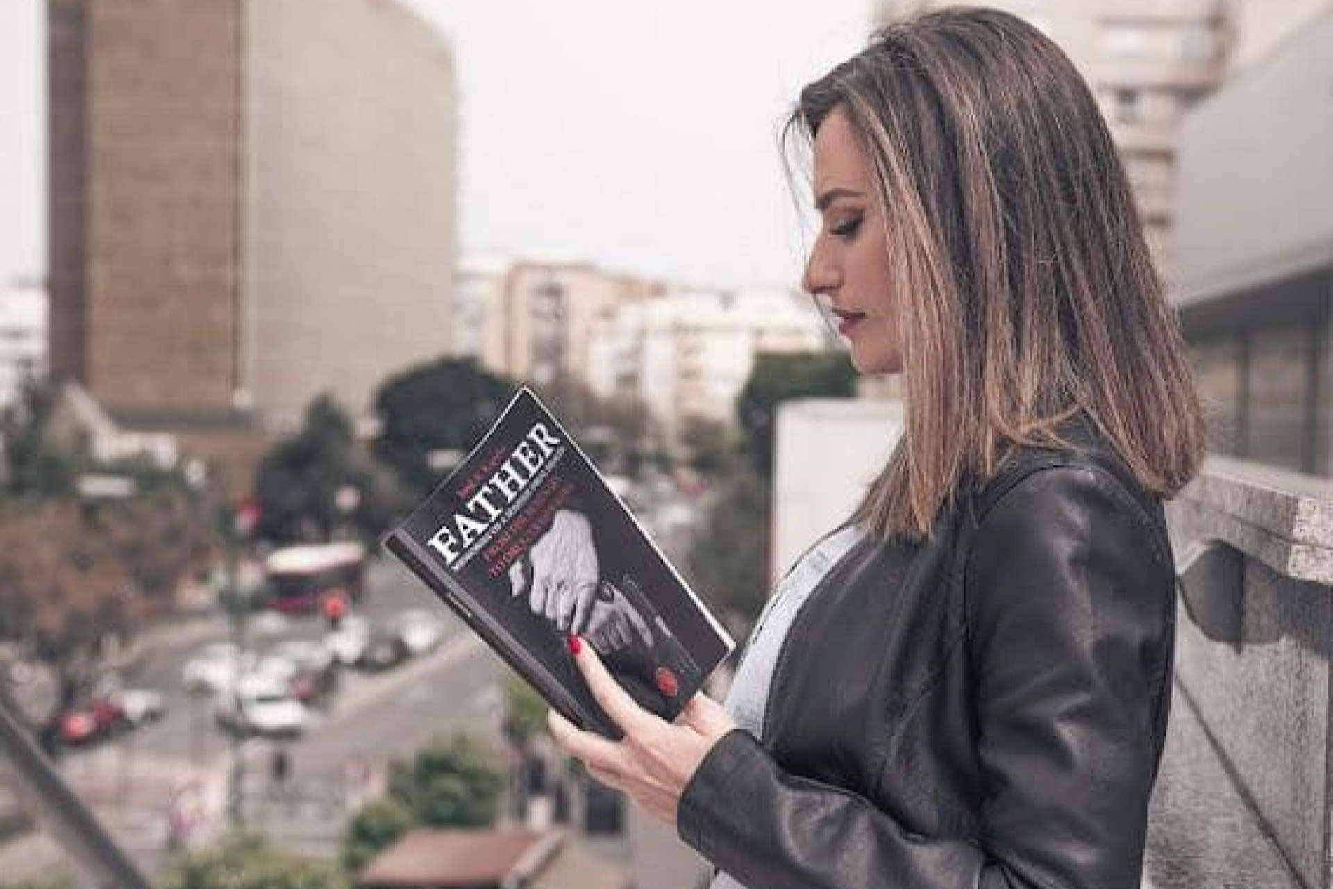 'Padre', de Jose. A. Kapelo y la edición inglés e italiano