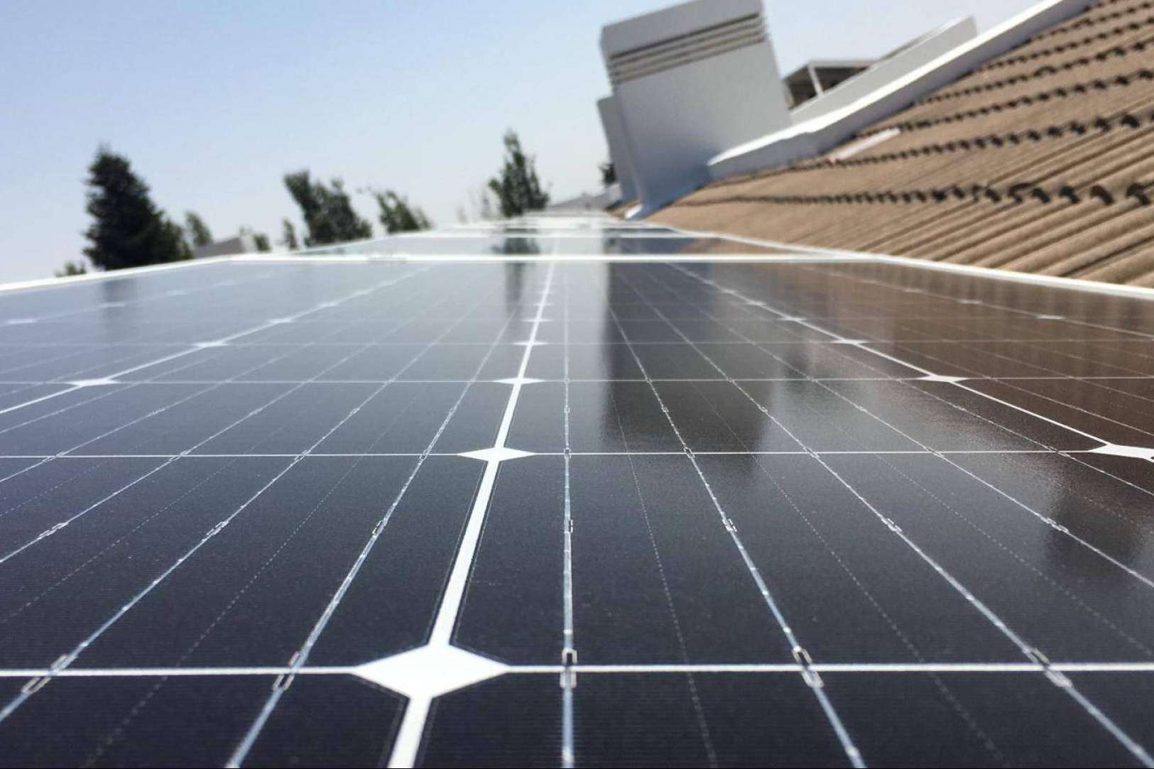 Enchufarse al sol y olvidarse de la subida de la luz
