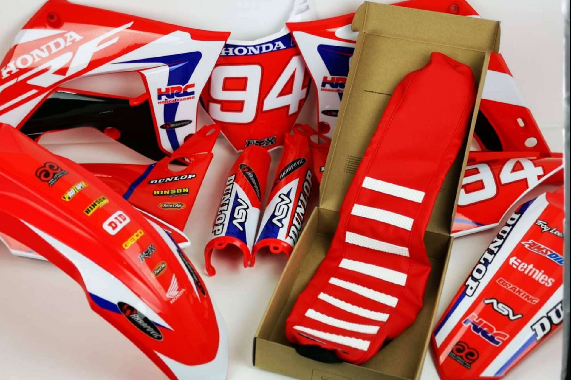 La tienda ADHESIVOSEMBARRADOS ofrece una amplia variedad de opciones en plásticos y adhesivos para motos de cross y enduro