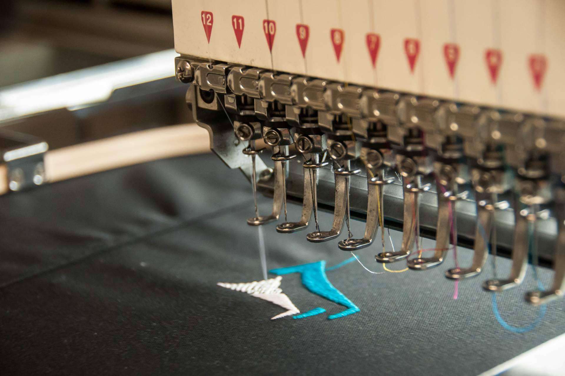 Los parches bordados son perfectos para personalizar los uniformes de empresas y la equipación deportiva, por LT Distribuidora