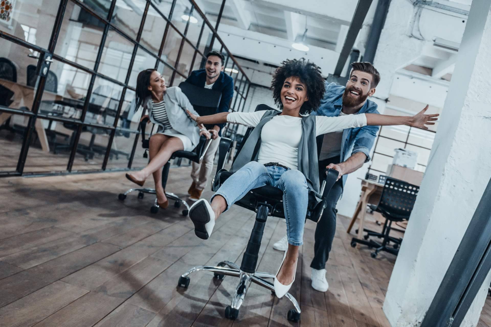 Usar sillas ergonómicas en la oficina de la mano de OfficeDeco