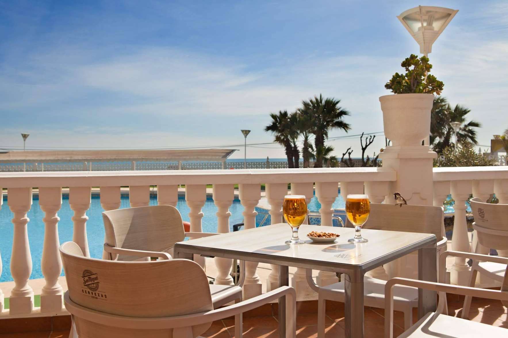 Un alojamiento turístico para pasar esta temporada de vacaciones en las playas de Valencia, Valhotel