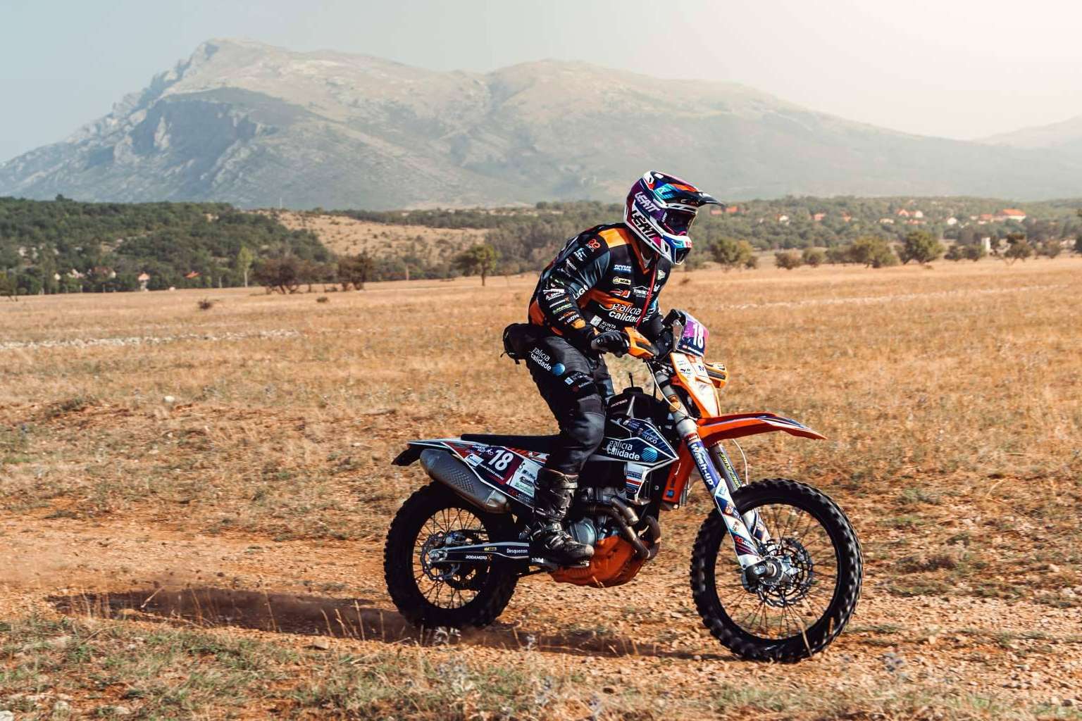 ADHESIVOSEMBARRADOS y su servicio de personalización de equipación offroad