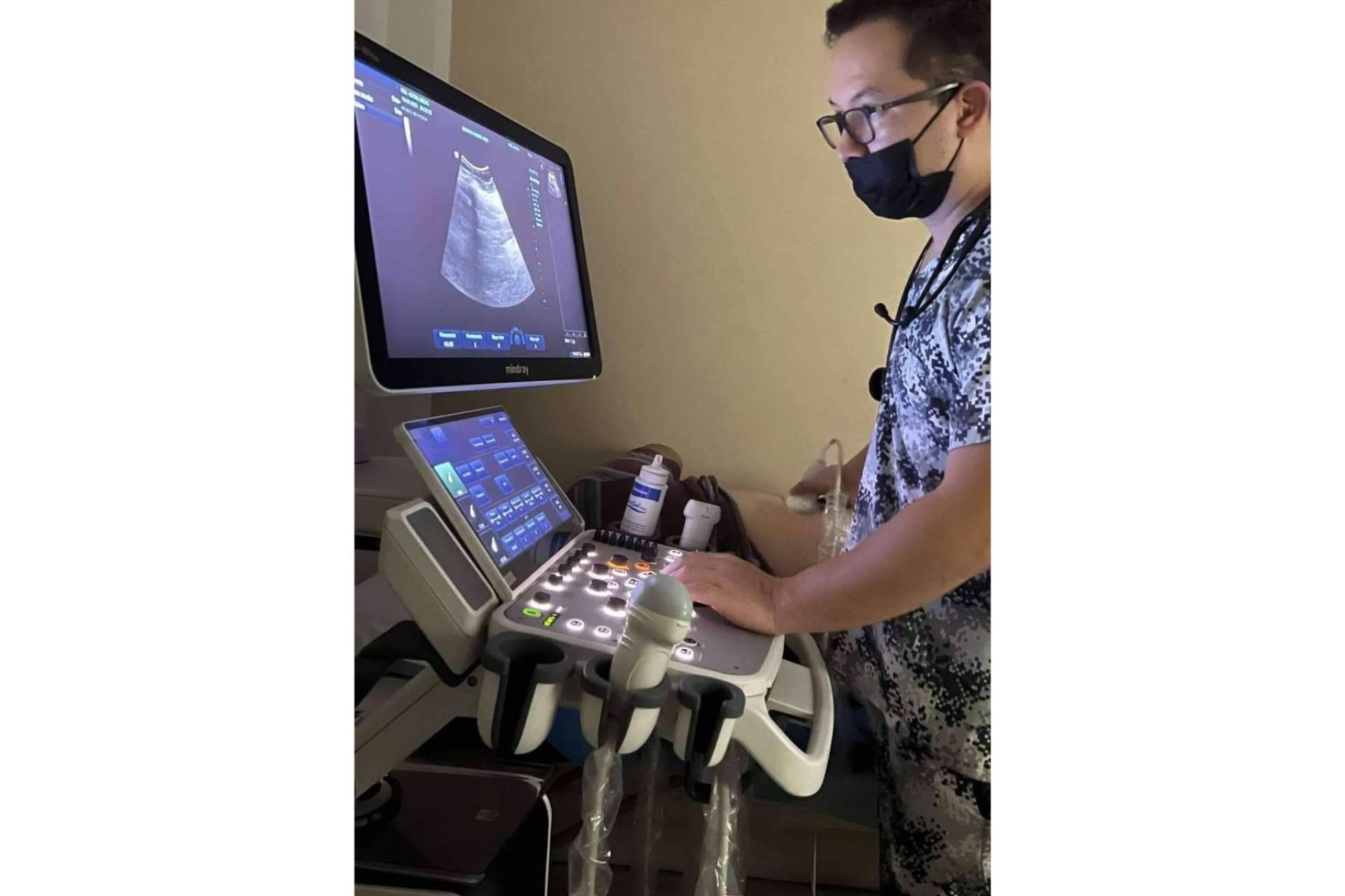 El Dr. Alan Hernández, especialista en cirugía apendicitis