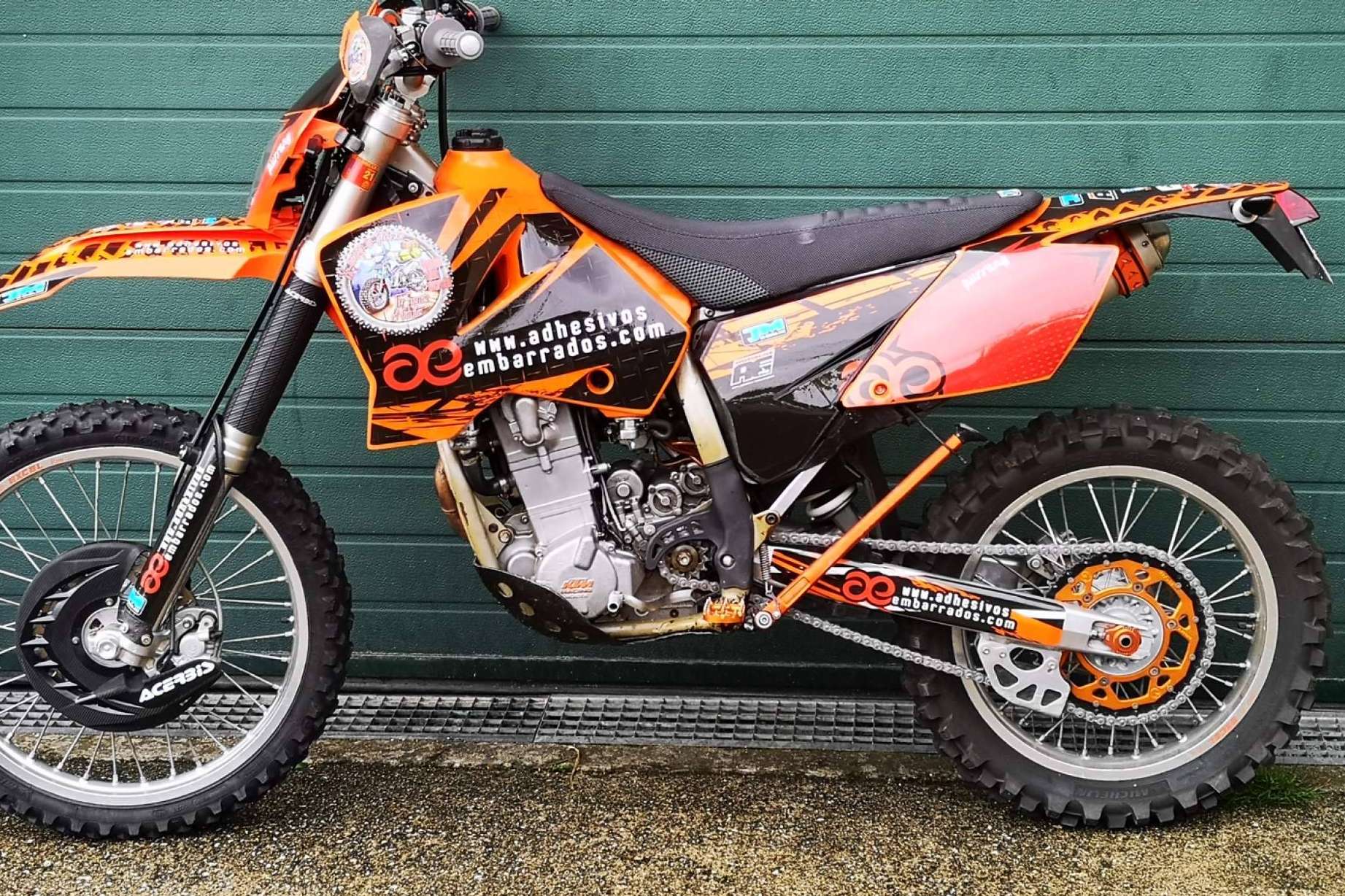 ADHESIVOSEMBARRADOS presenta su gran variedad de pegatinas de moto