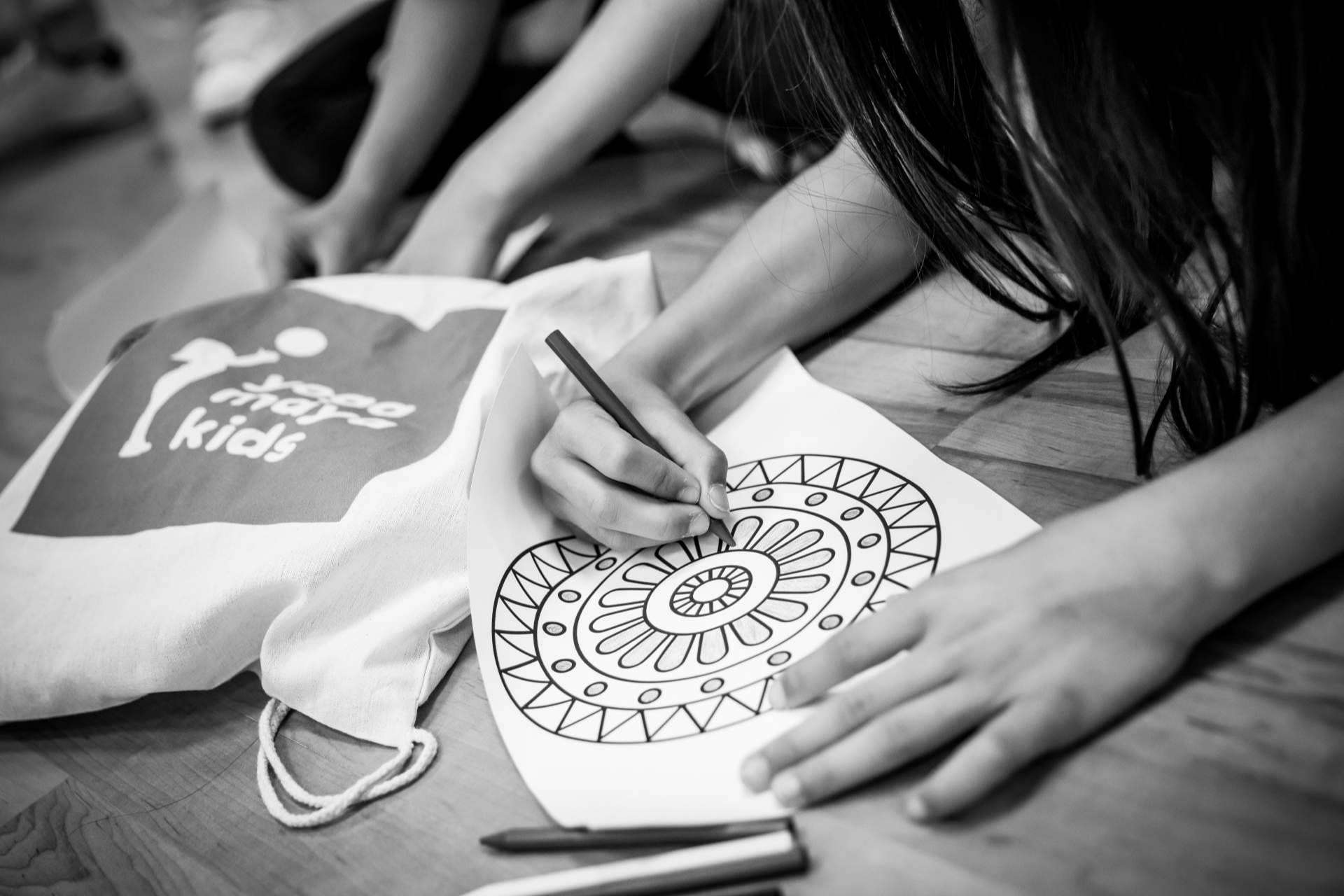 Conocer los beneficios de implementar la práctica del yoga en las escuelas