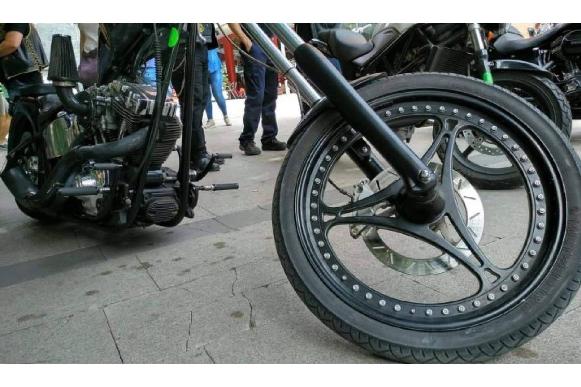 Eactivos.com subasta la moto que la artista colombiana de moda utilizó en uno de sus videoclips