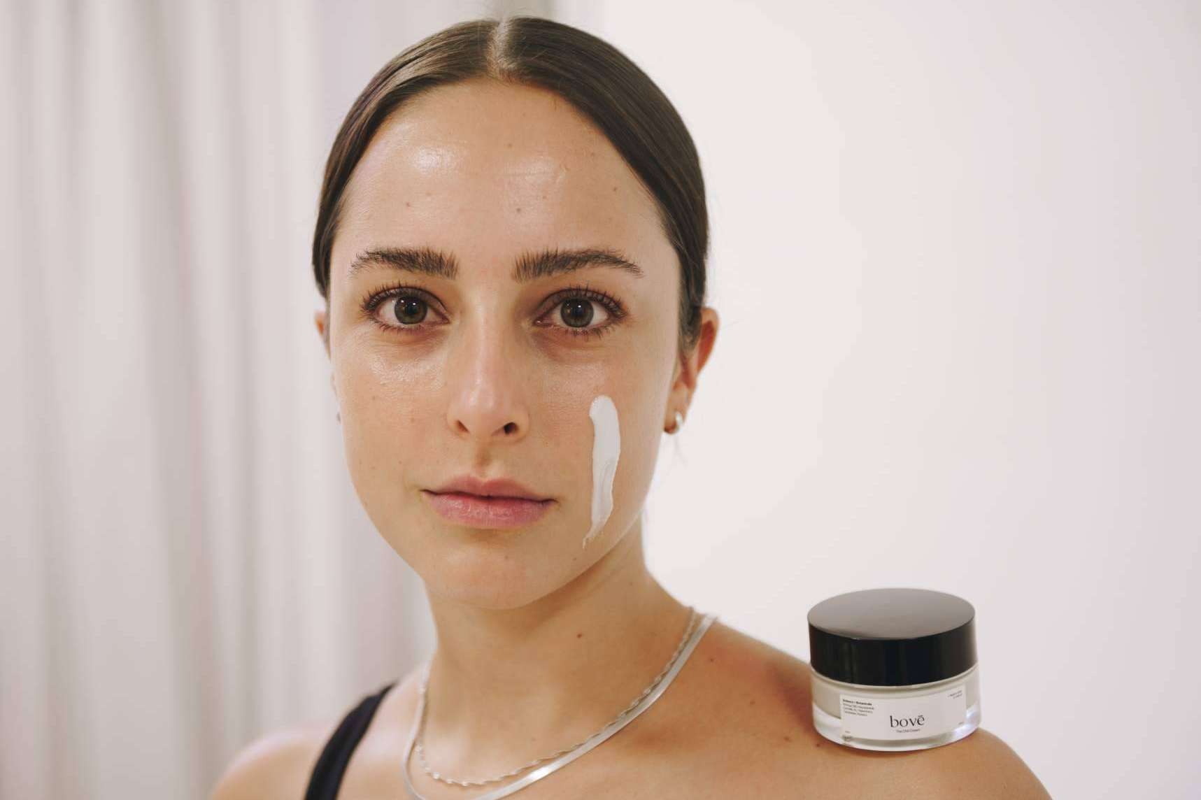 Piel más elástica y luminosa. El CBD y la cosmética plant based rejuvenecen y calman la piel