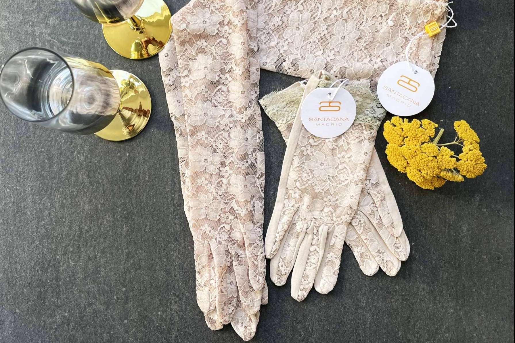 Santacana, el arte de la elegancia en guantes largos para asistir a eventos especiales