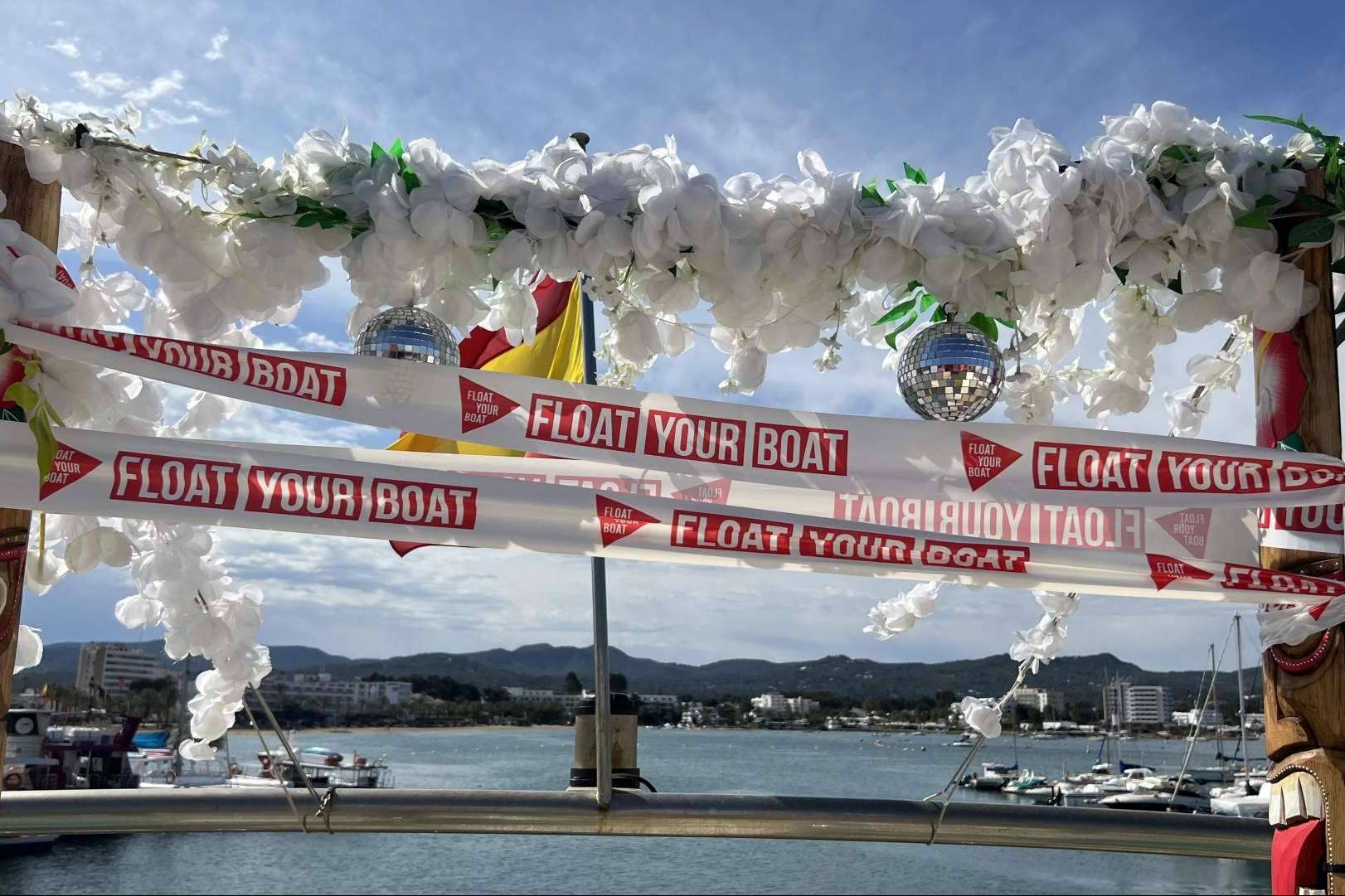 Visitar las impresionantes playas de Ibiza con una excursión en el catamarán Float Your Boat