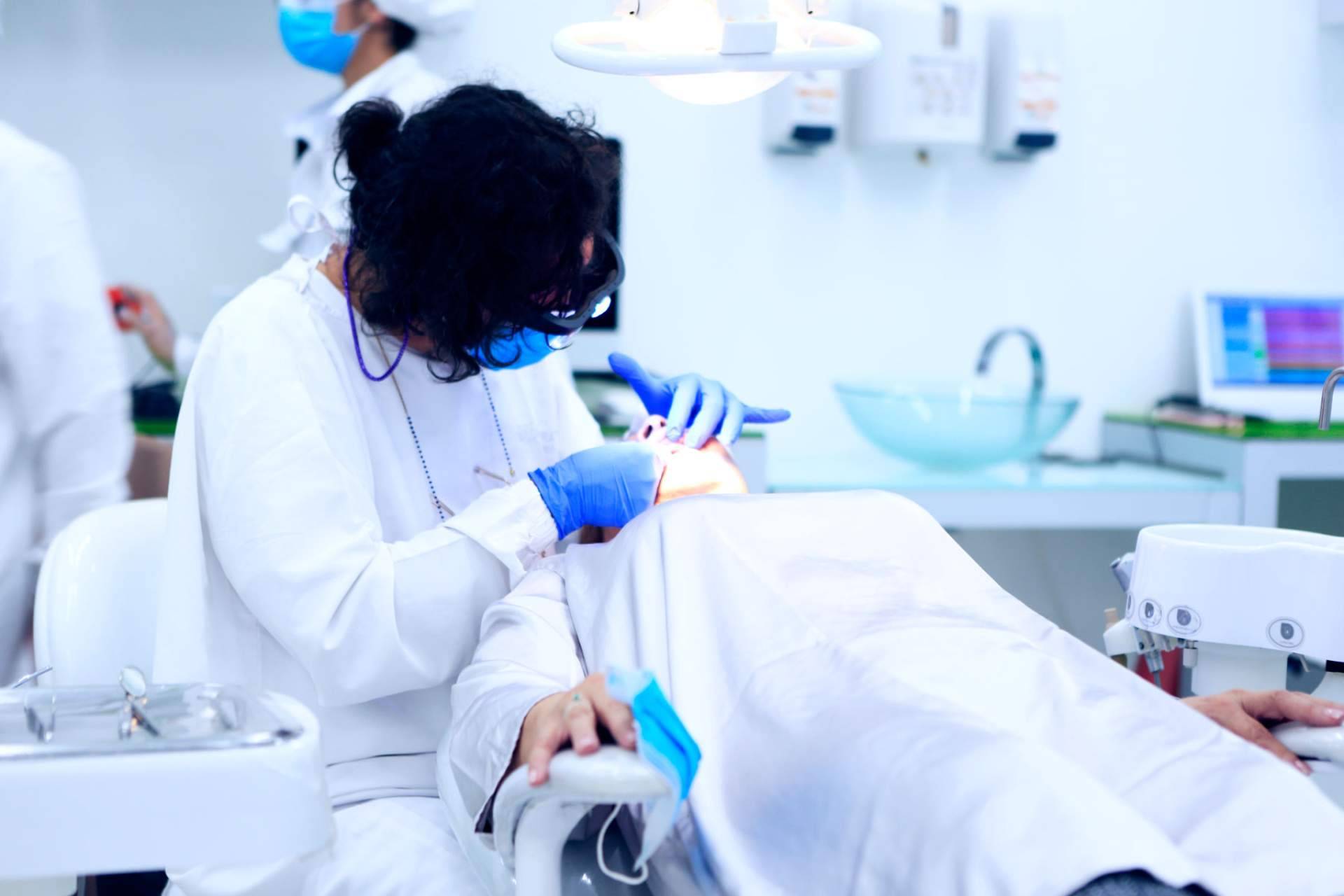Odontología de Marlon Becerra ofrece diseño de sonrisa e implantes dentales