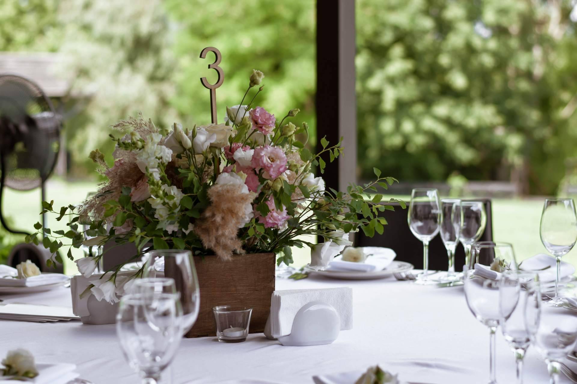 Resaltar la belleza de una boda con los arreglos florales de Rosistirem