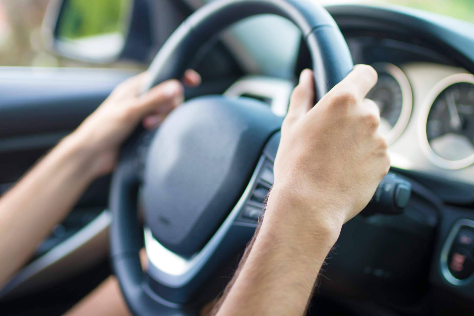 Antes de viajar en verano, ¿qué mantenimiento hay que hacer a un coche?
