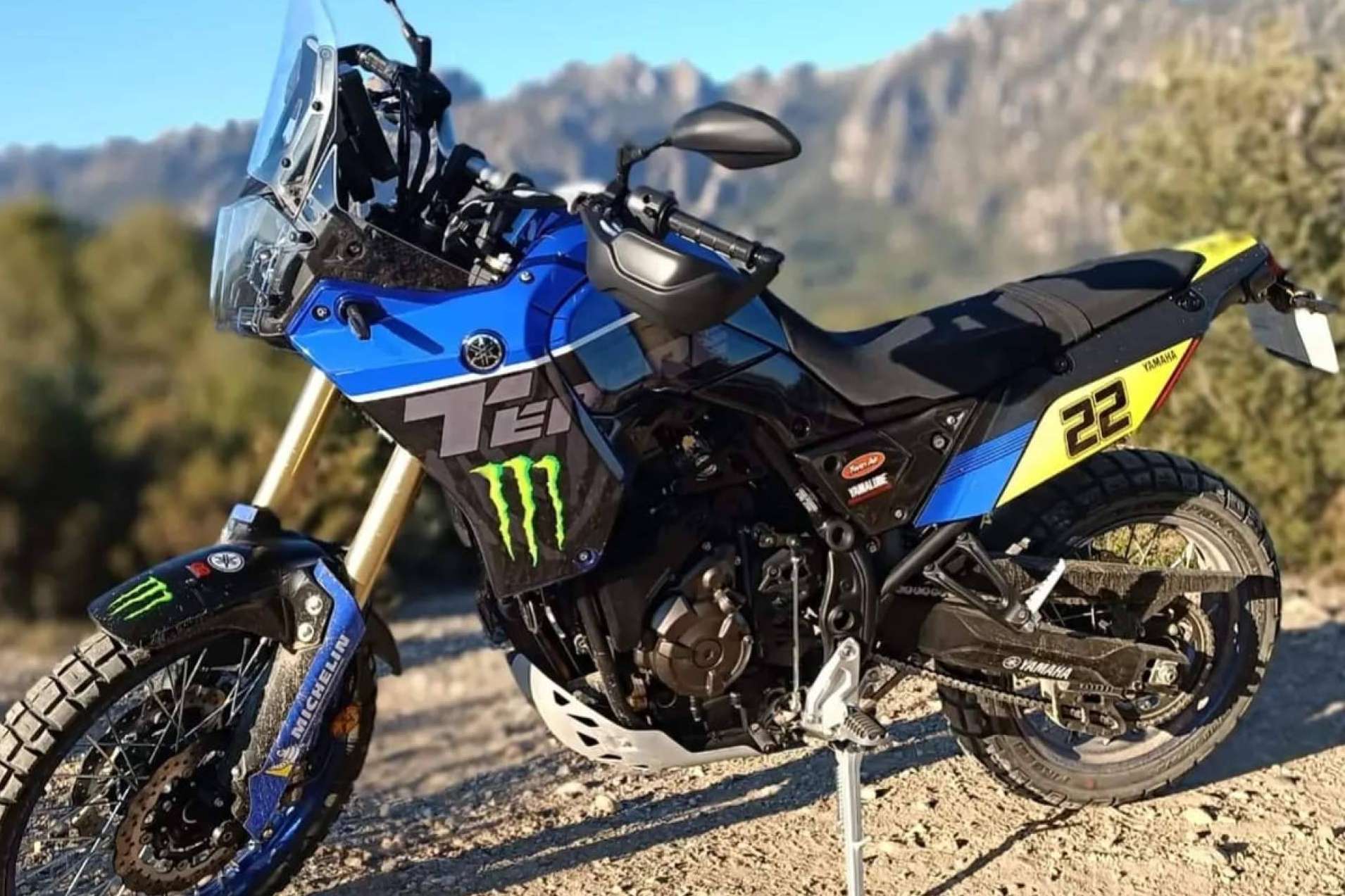 Potenciar la estética y proteger la moto usando las pegatinas de la marca ADHESIVOSEMBARRADOS