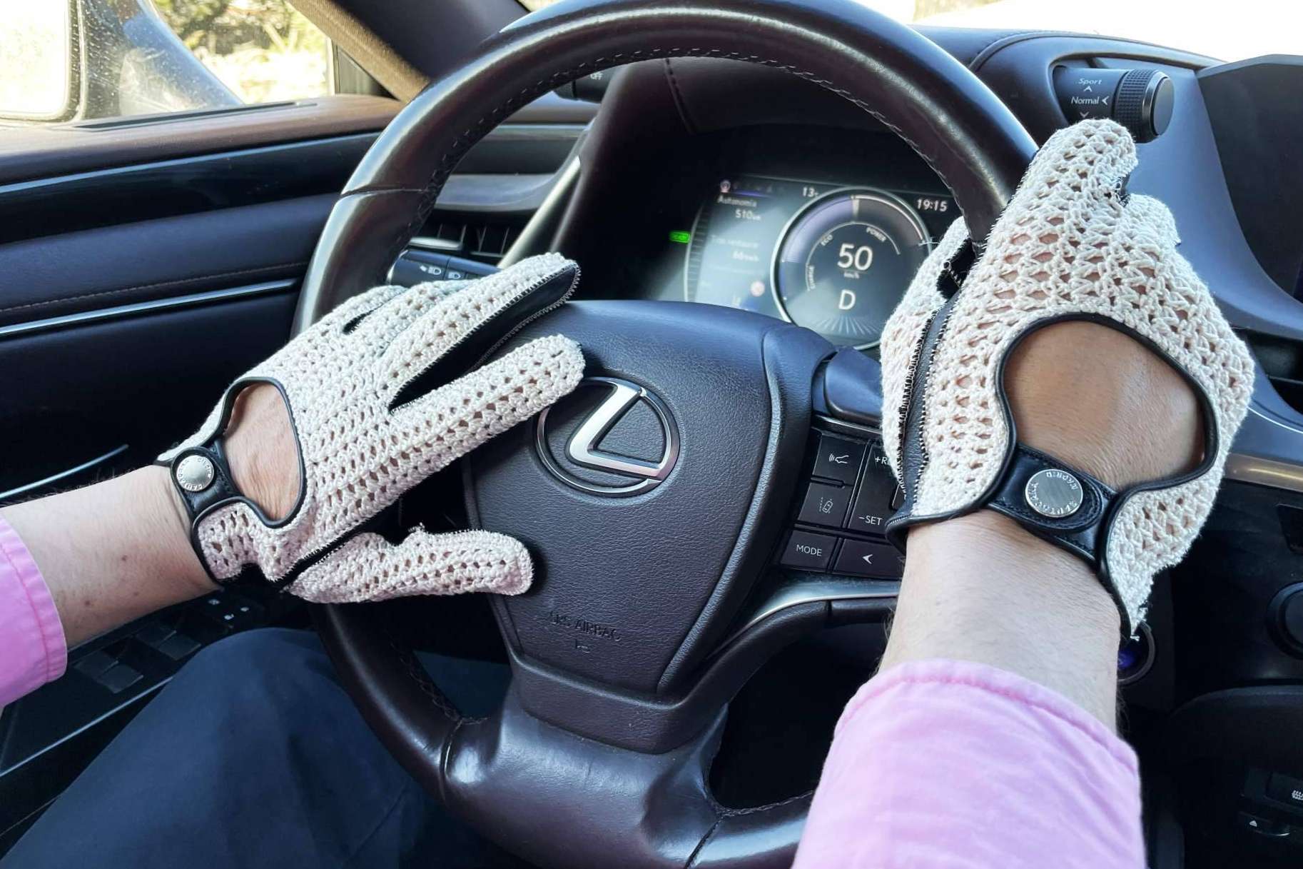 Santacana dispone de un amplio catálogo de guantes de conducir para el verano