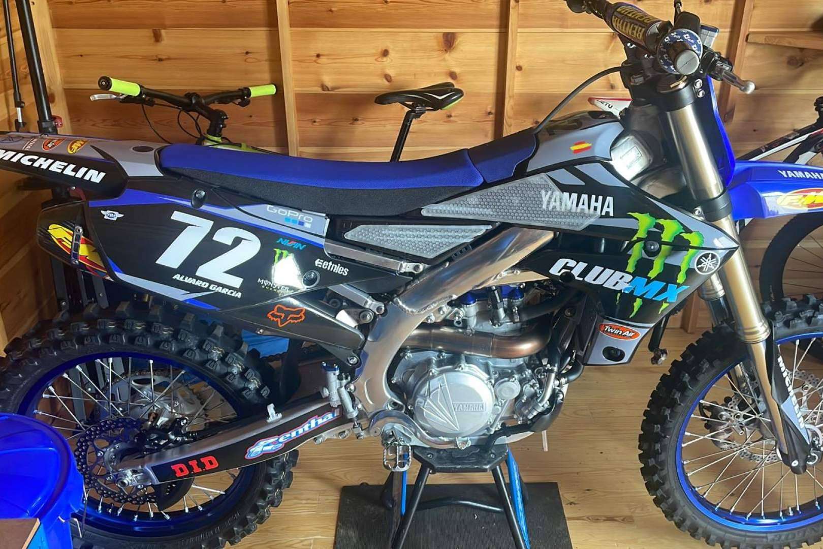 ADHESIVOSEMBARRADOS y sus opciones de adhesivos personalizados para motos de motocross