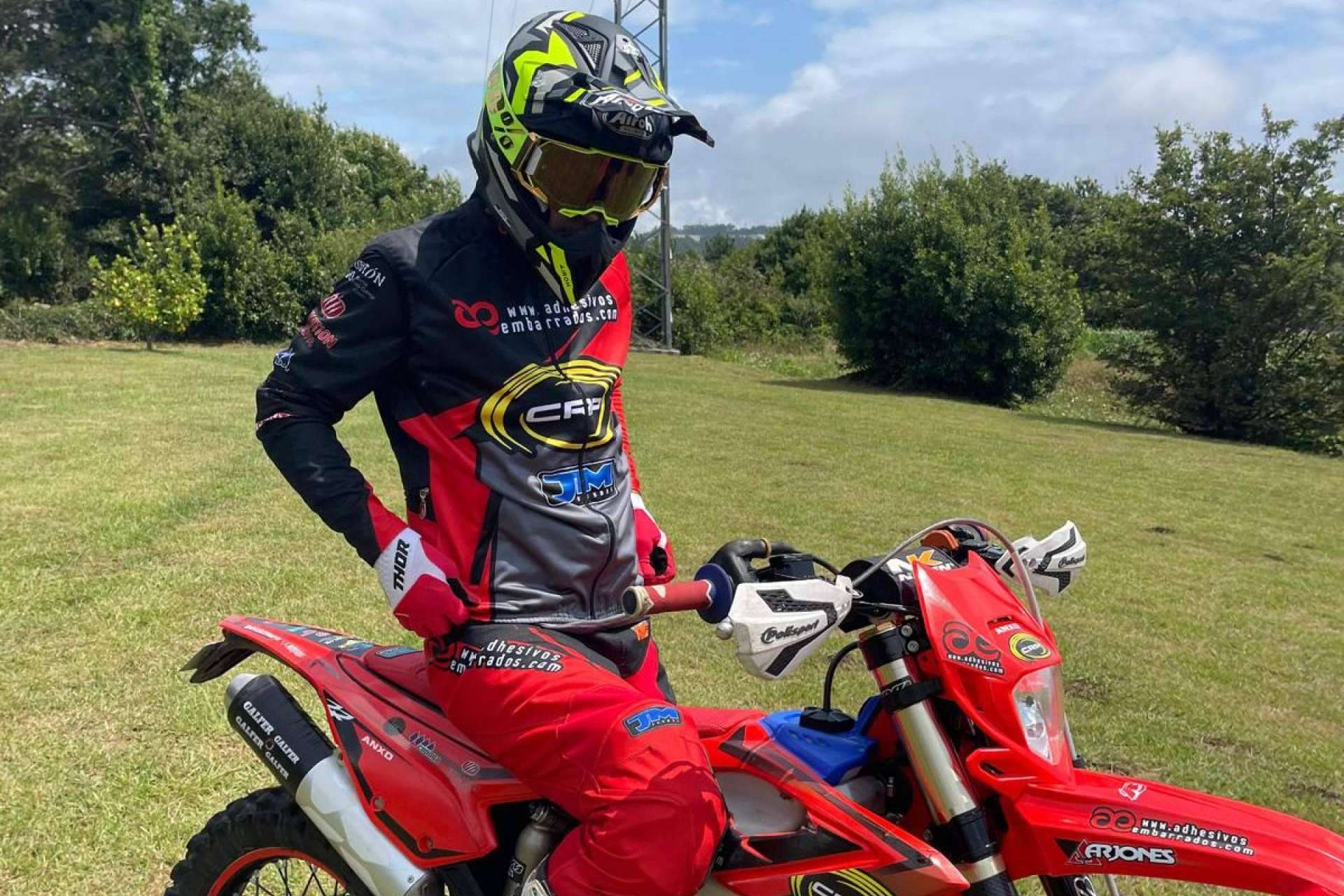 Ropa personalizada motocross y enduro, el kit completo con el e-commerce ADHESIVOSEMBARRADOS