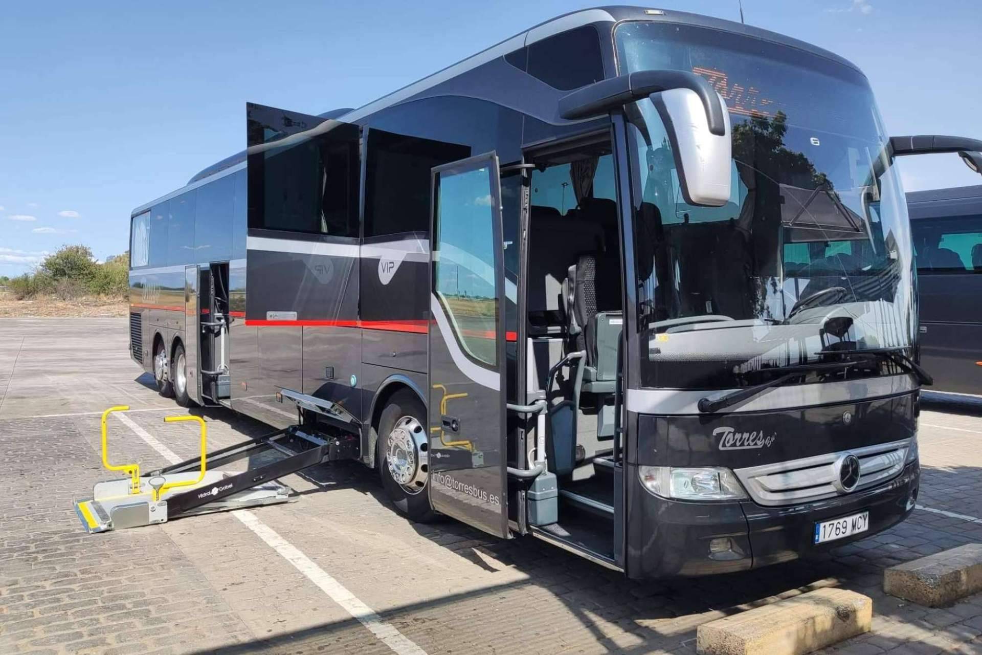 Alquiler de autobuses de 54 plazas en Madrid con Torres Bus