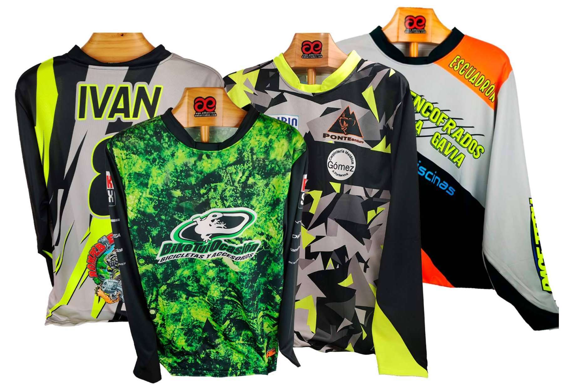 La importancia de la ropa personalizada en una disciplina como el motocross, con ADHESIVOSEMBARRADOS