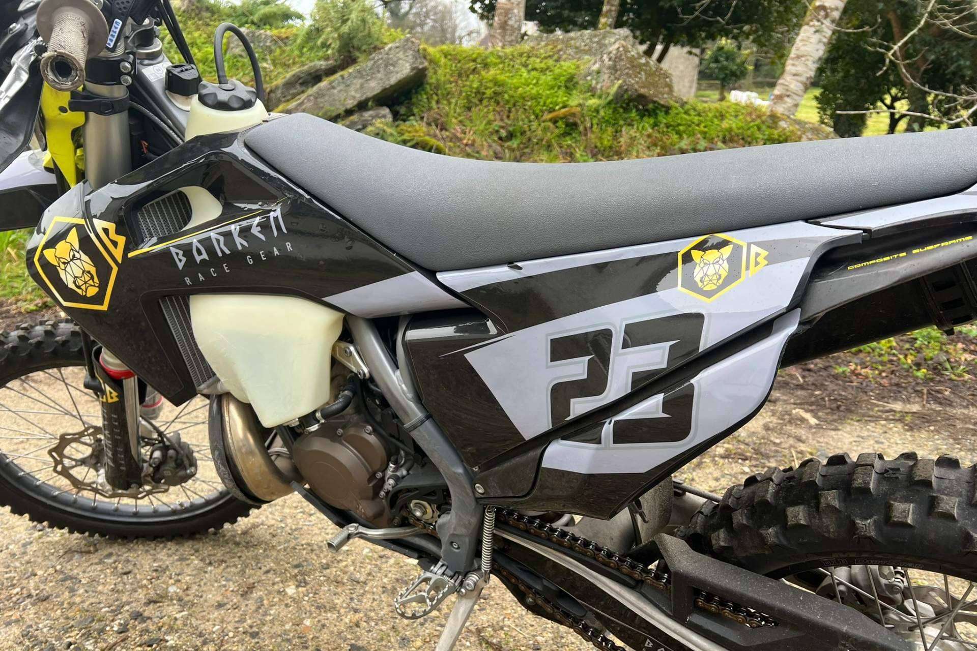 ADHESIVOSEMBARRADOS ofrece adhesivos personalizados para motocross