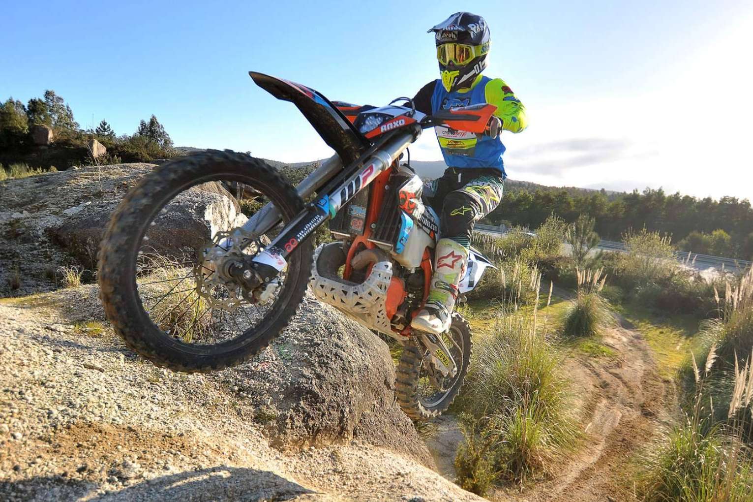 ADHESIVOSEMBARRADOS pone a disposición adhesivos para moto offroad