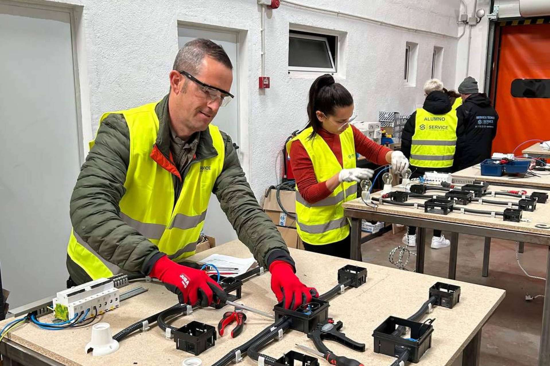 Servicedoor Formación brinda una formación en Técnico Auxiliar de Puertas Automáticas