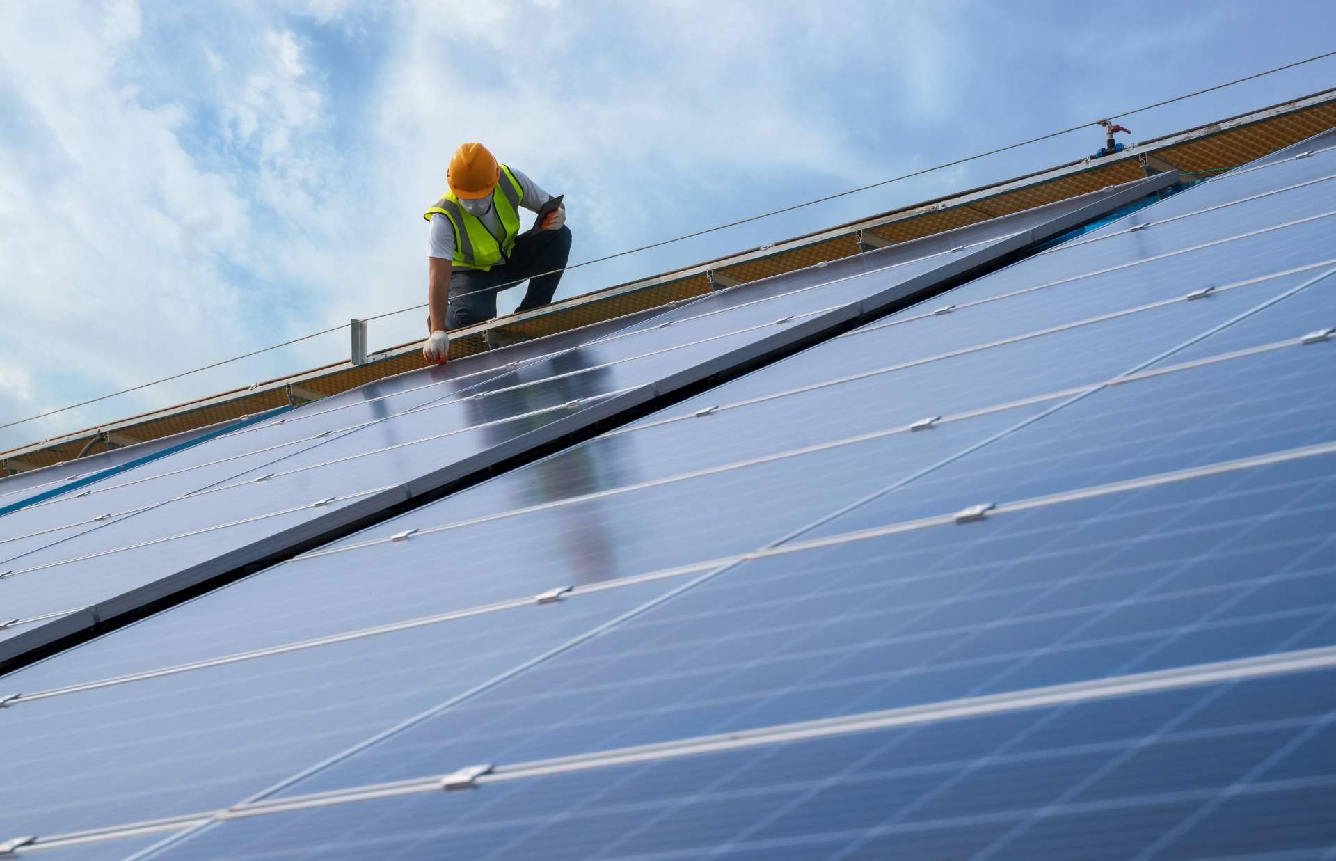 Una empresa experta en mantenimiento de placas solares, Acierta Eficiencia