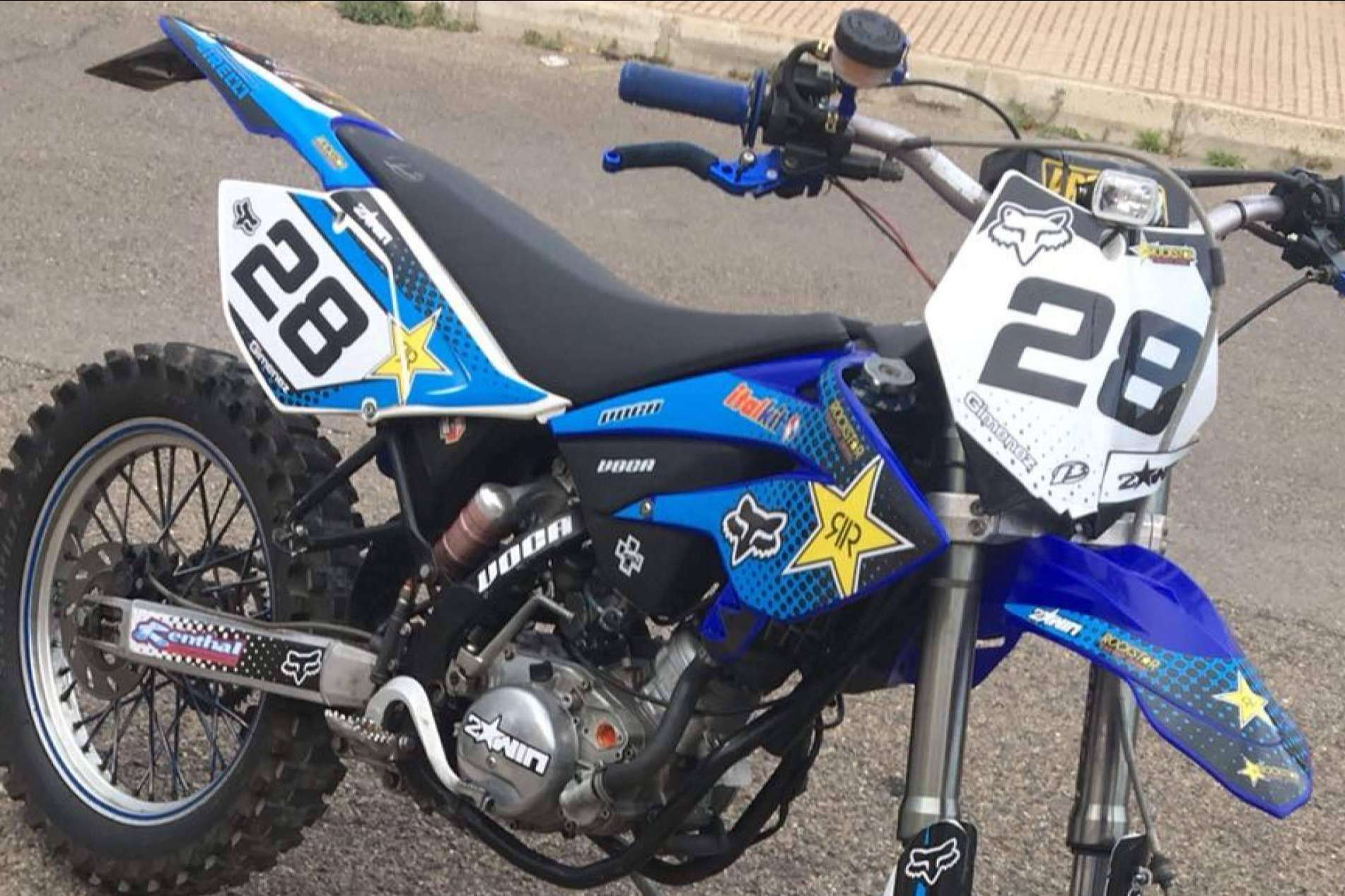 Con ADHESIVOSEMBARRADOS, los pilotos de motocicletas pueden diseñar adhesivos originales
