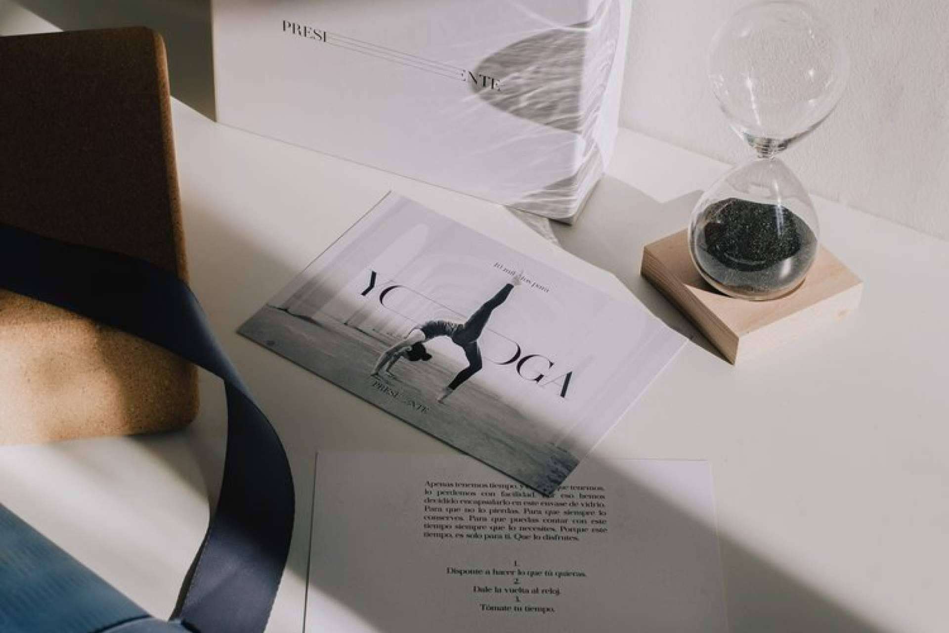 El reloj de arena con base de madera de Preseeente es un regalo innovador y distinto