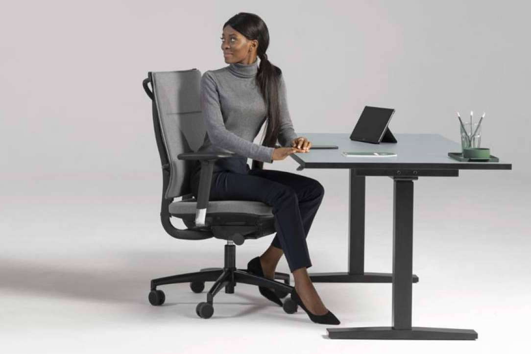 Mejorar la ergonomía del trabajo con mesas regulables de altura de OfficeDeco