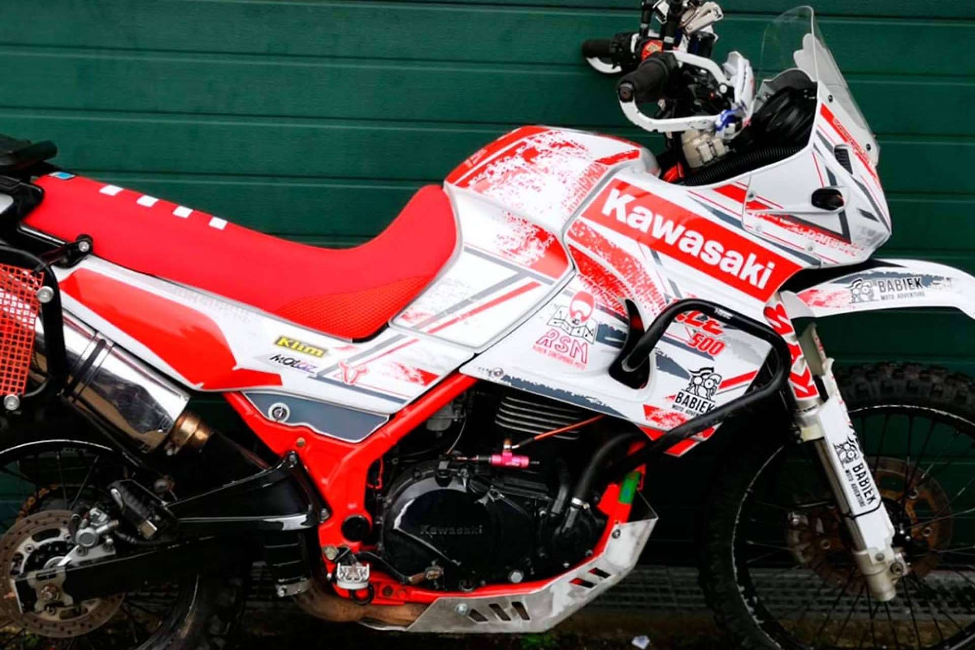 Descubrir todos los kits de pegatinas para moto que ADHESIVOSEMBARRADOS tiene para los amantes de las motos