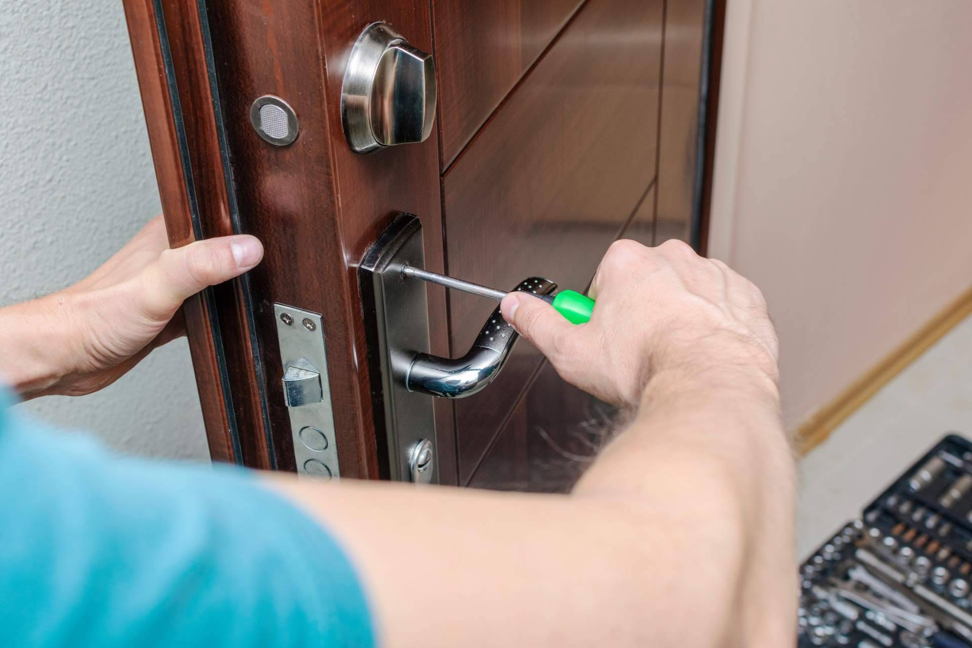 Cerrajeros Madrid 24 horas para resolver cualquier tipo de problemas en puertas o persianas, con Cerrajeross