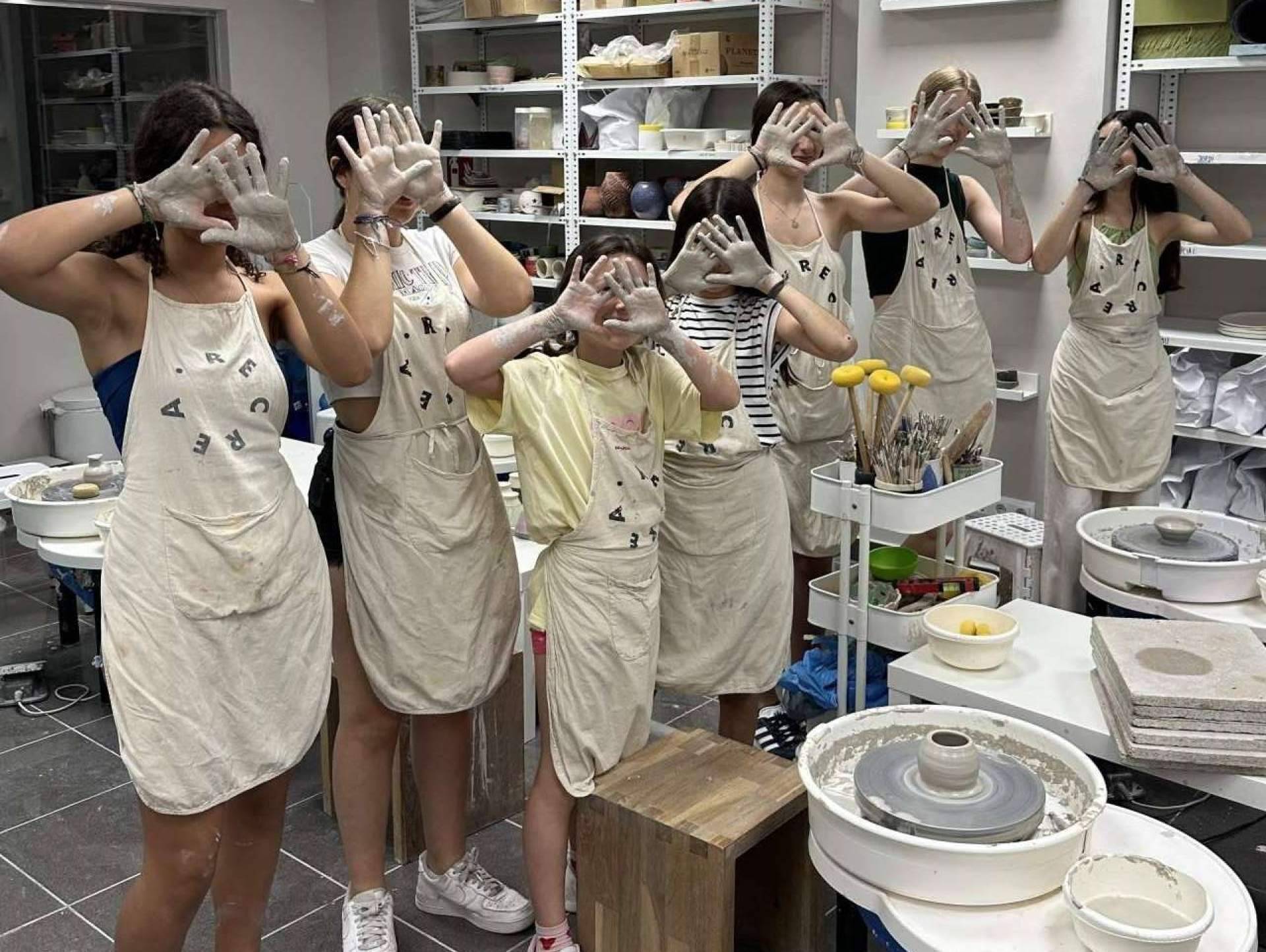 Creatividad y diversión en el casal de verano de estudio Recrea con clases de cerámica para niños en Barcelona