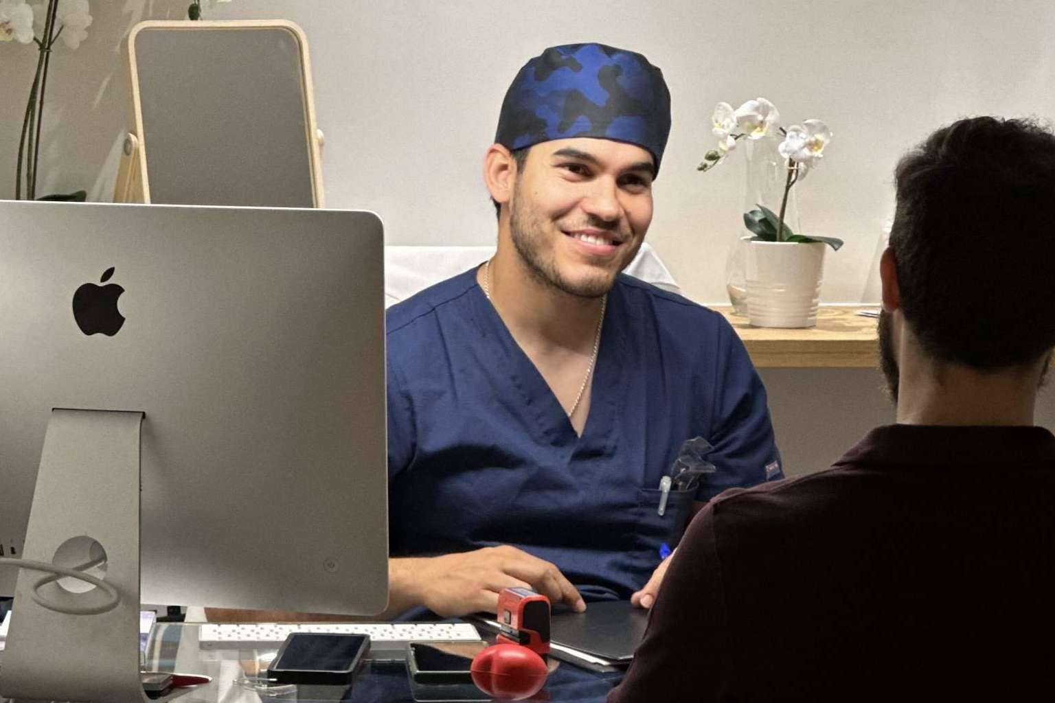 El Doctor Jesús Aníbal Mora abre una nueva clínica de trasplante capilar y tratamientos regenerativos en Madrid