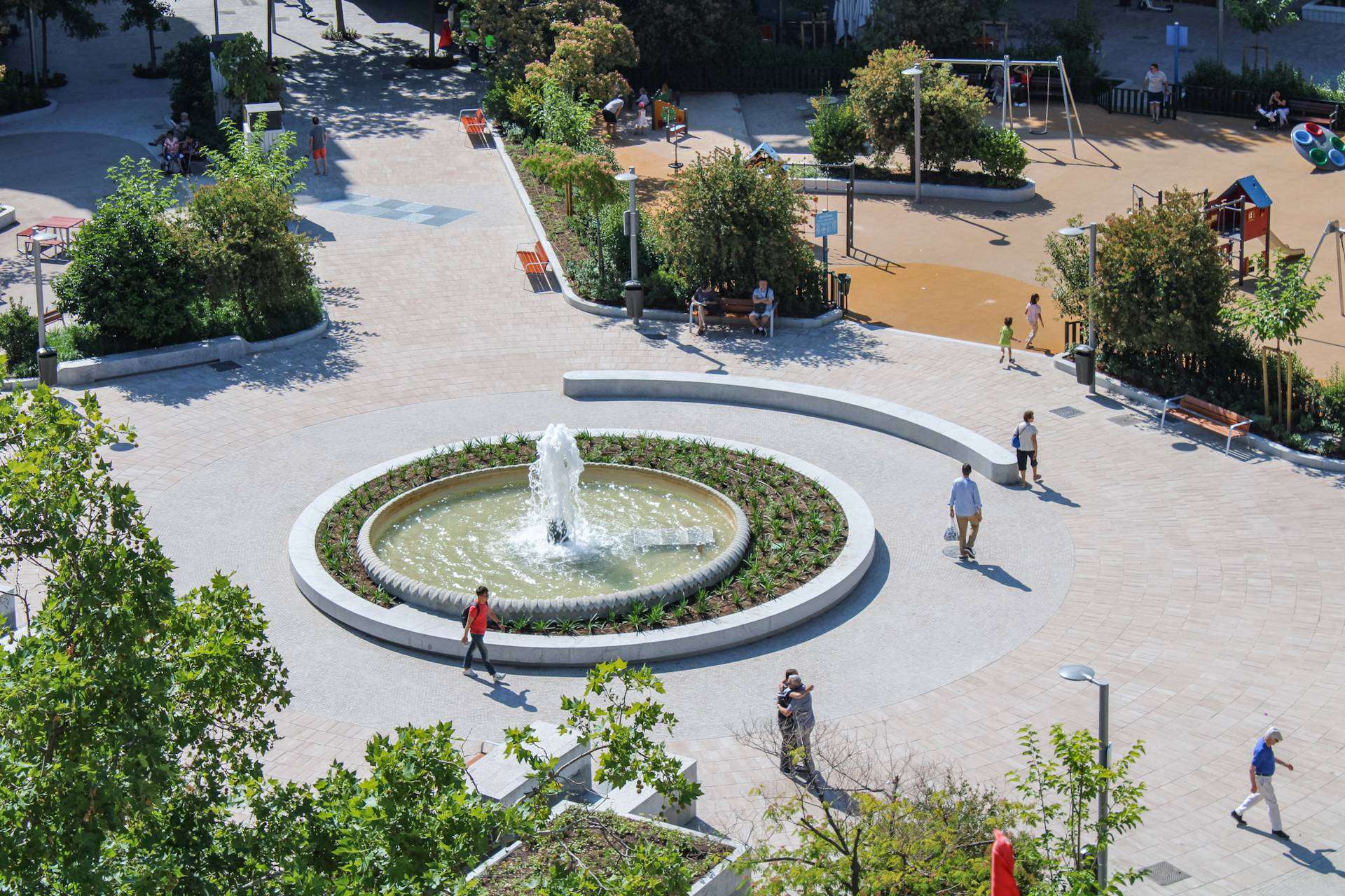 Se inaugura la Plaza de Olavide; Joaquín Molpeceres Sánchez y Licuas mejoran la accesibilidad y sostenibilidad.