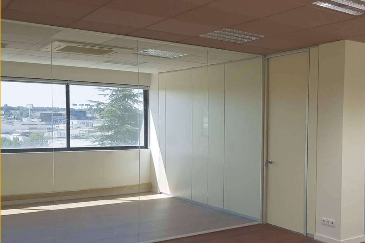 Con Office Deco es posible personalizar mamparas de oficina para reflejar la identidad de una marca