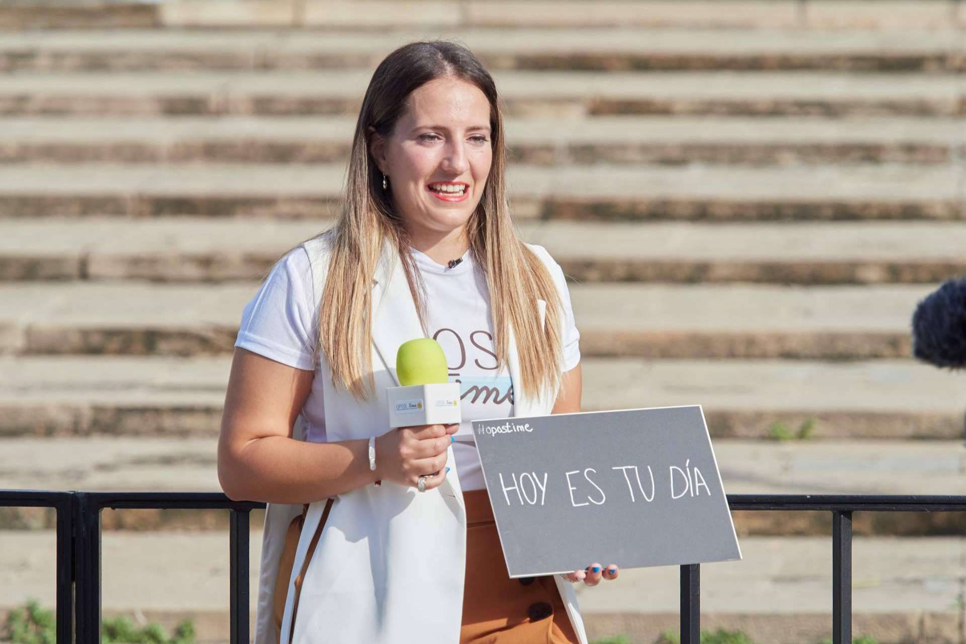 Mel Escribano acompaña a los opositores con sus resúmenes para las Oposiciones de Administración General del Estado