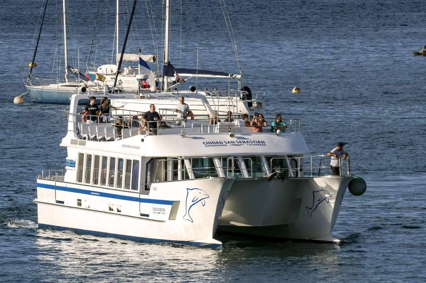 Catamarán Ciudad San Sebastián y Finanzauto firman un acuerdo para promover el turismo sostenible