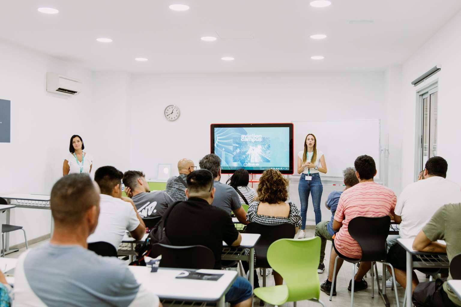 Decenas de jóvenes eligen cada año escuelas de aviación españolas, como Aviation Campus, para trabajar en el sector