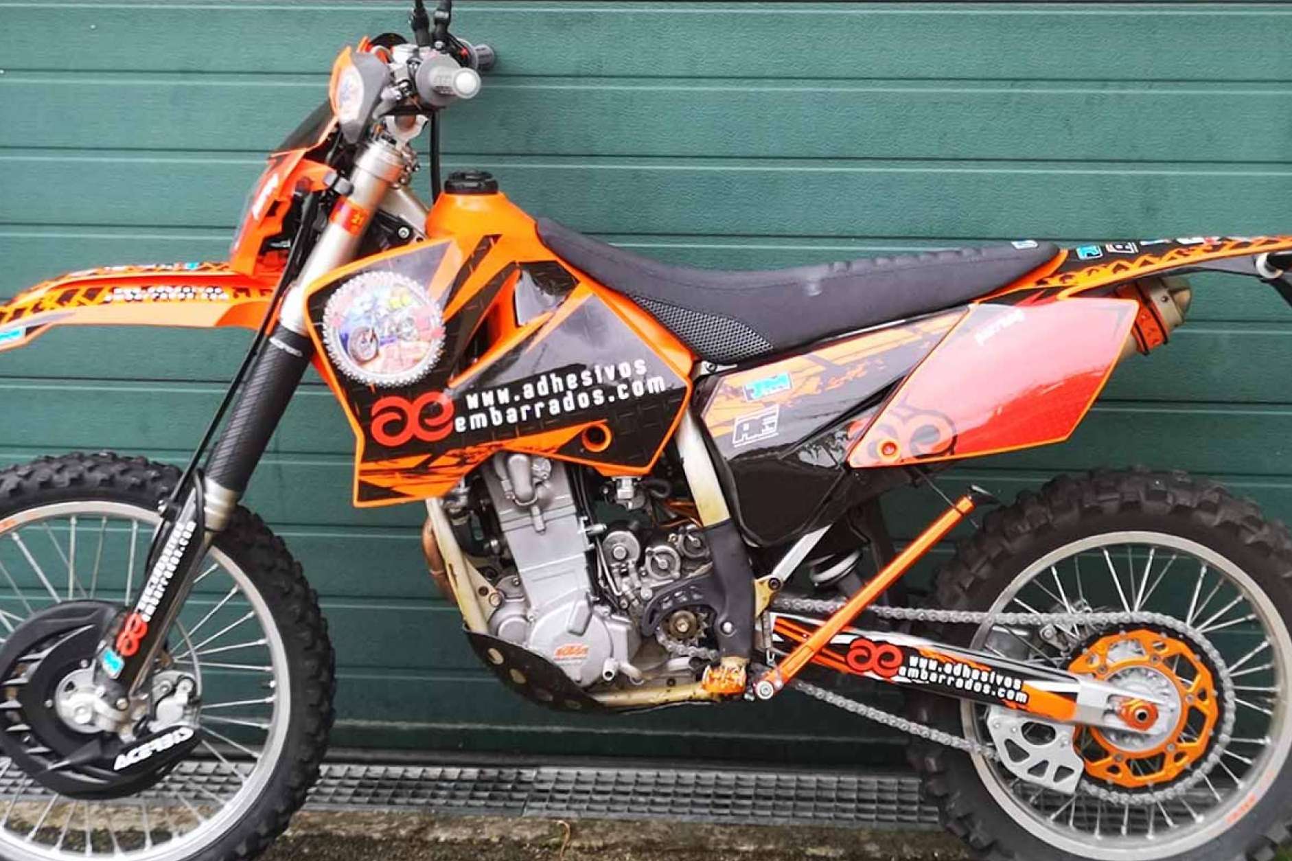 ADHESIVOSEMBARRADOS tiene los plásticos y pegatinas para iniciar la temporada con una moto renovada