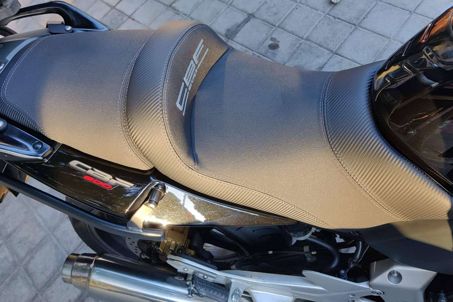 JM-Fundas ofrece la experiencia de viajar en verano con un asiento de moto confortable y ergonómico