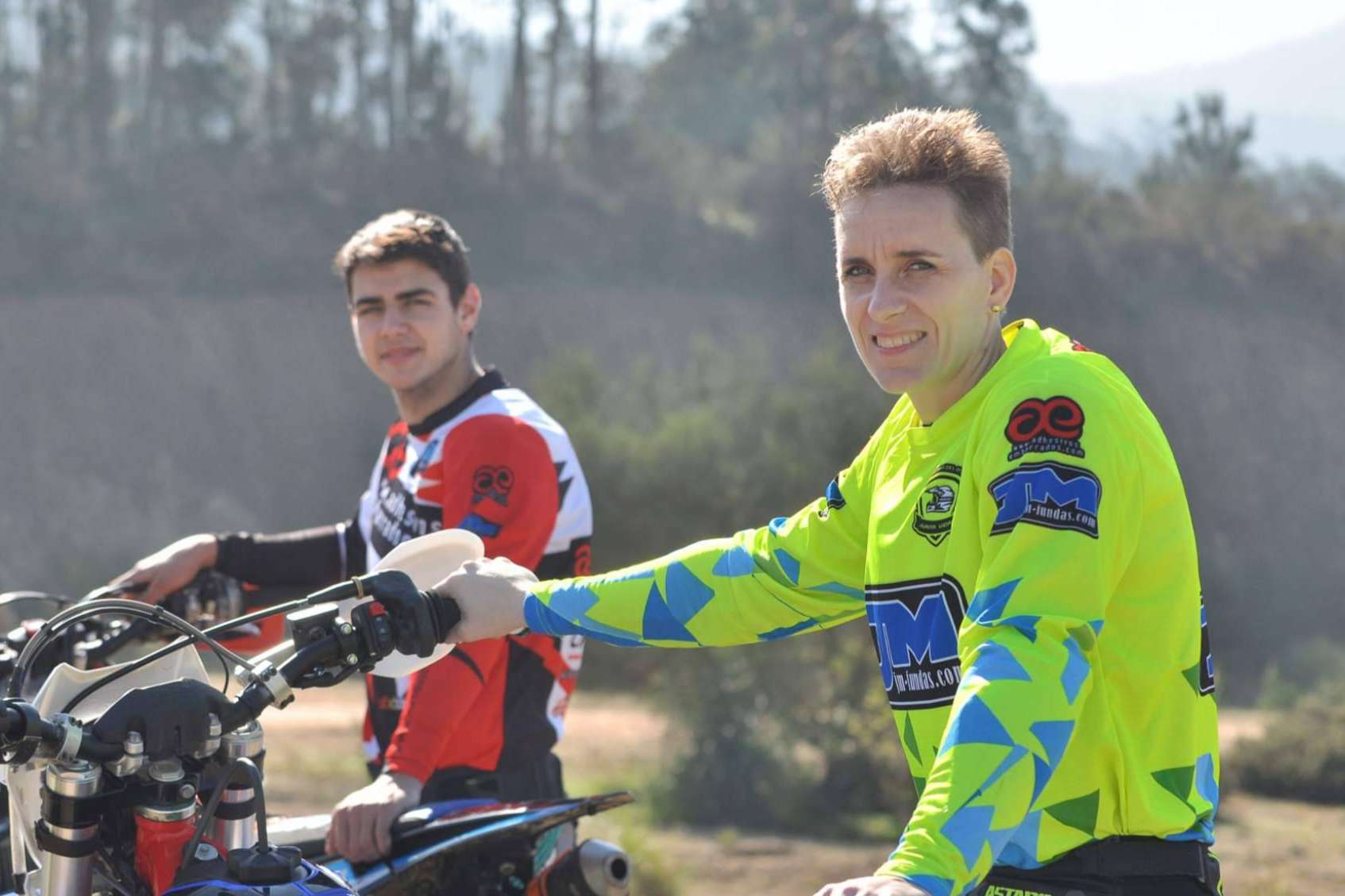 Ropa off road personalizada con ADHESIVOSEMBARRADOS