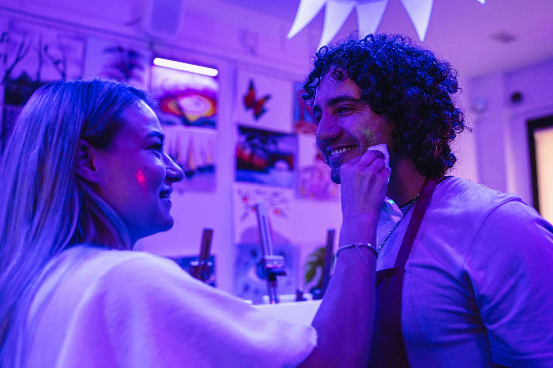 Pintar un cuadro flúor mientras se bebe vino, la nueva moda en España con Art&Wine