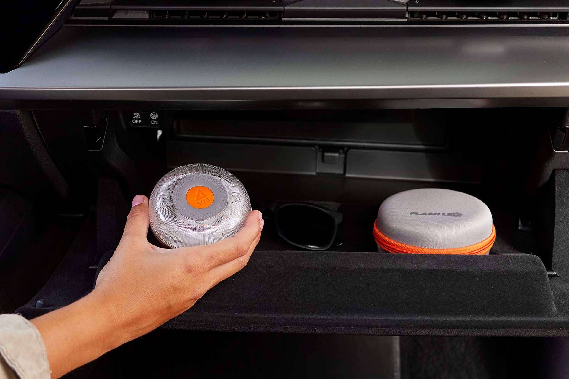 FlashLED, una de las mejores luces de emergencia V16 conectada del mercado