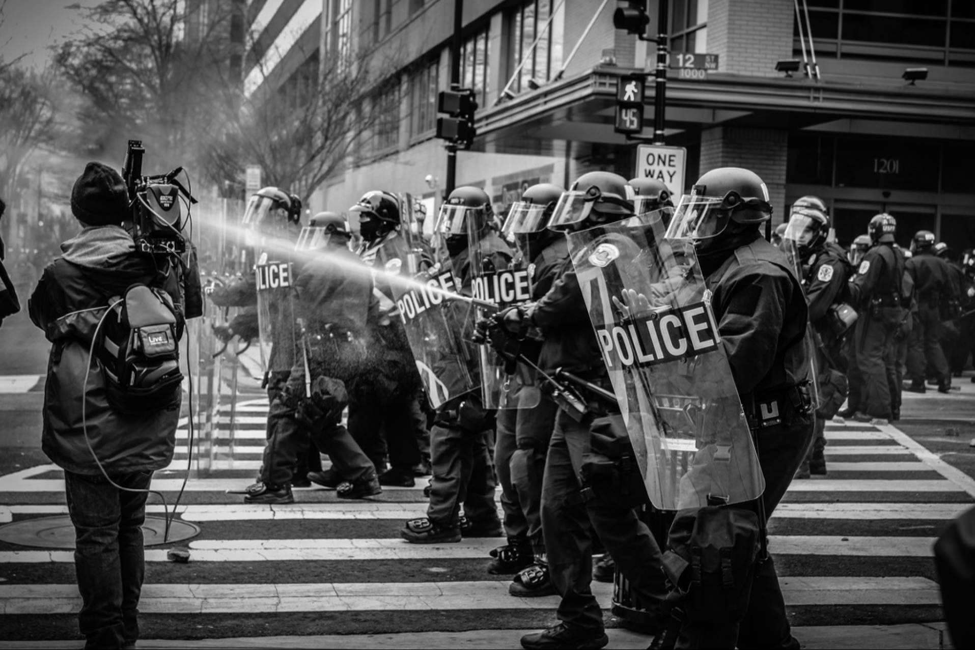 Guantes antidisturbios, ¿Qué tiene de especial el material antidisturbios?